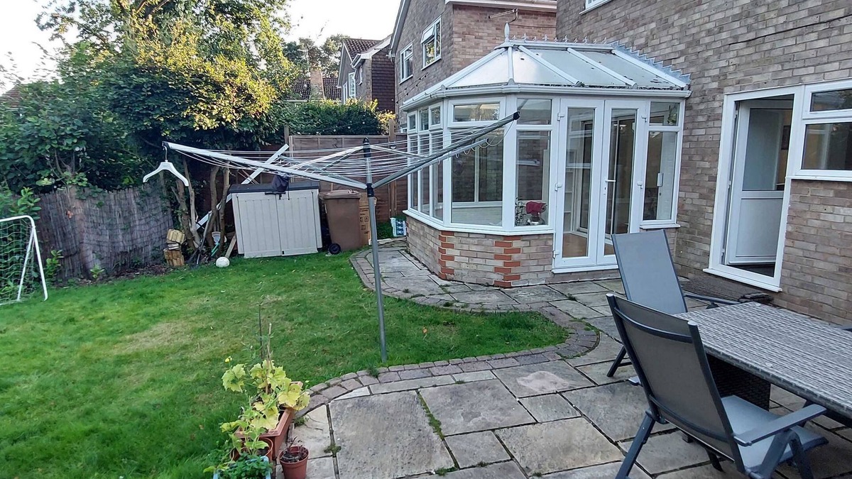 Sandhurst House | 360 GU4 Oaktree Way 13- Luxury 5 BDR 2 BA House with Parking in Sandhurst
