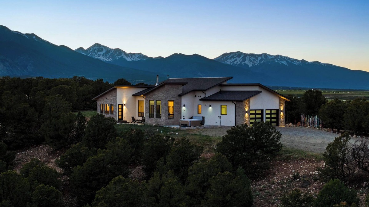 Nathrop House | 360 views & Private Hot Tub, Near the Hot Springs