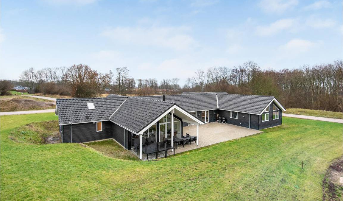 Mommark Strand House | 375 m² House ∙ 12 bedrooms ∙ 30 guests
