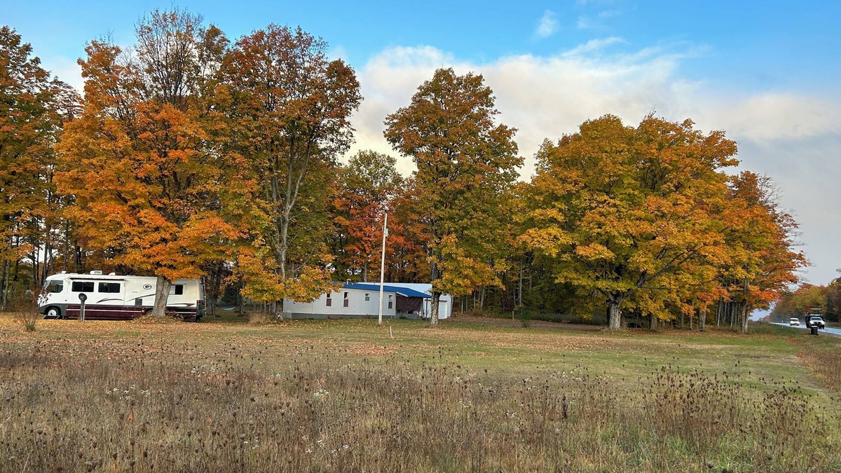 McMillan House | 38 ft Holiday Rambler RV with full hookups electric wifi everything you need.