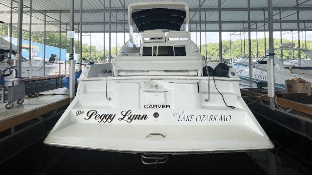 Lake Ozark Boat Rental | 38' Unique Boat Hotel Honeymoon Suite