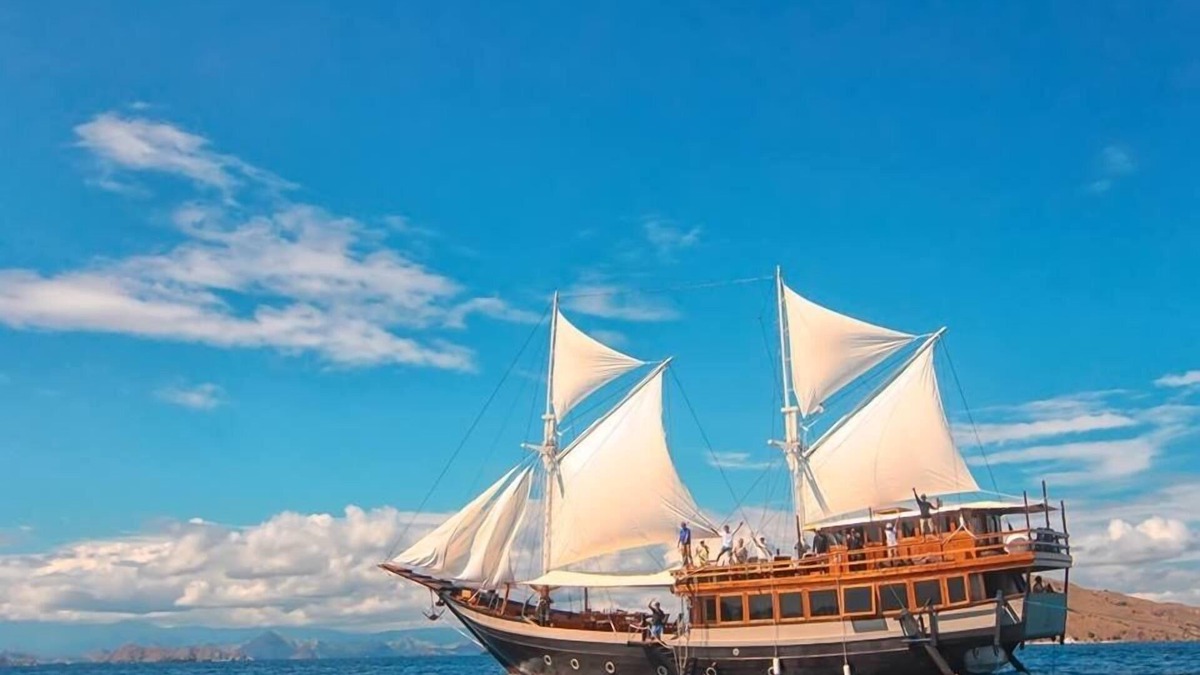 Labuan Bajo Boat Rental | 39 Meter Traditional Phinisi Boat