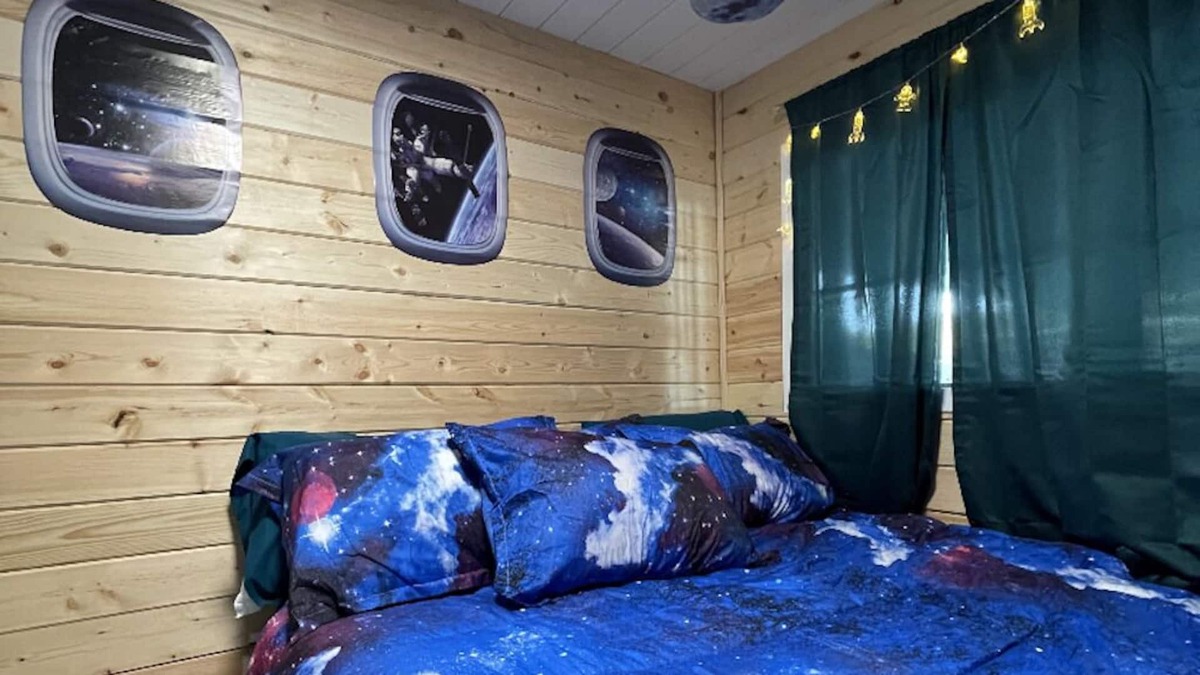 Lake Ozark Boat Rental | 39' River Queen Space Themed Houseboat