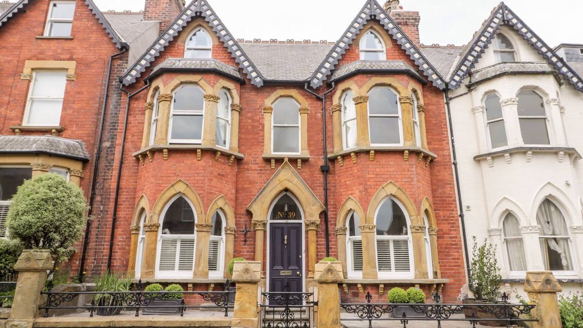 South Cliff Cottage | 39 WEST STREET, pet friendly, luxury holiday cottage in Scarborough