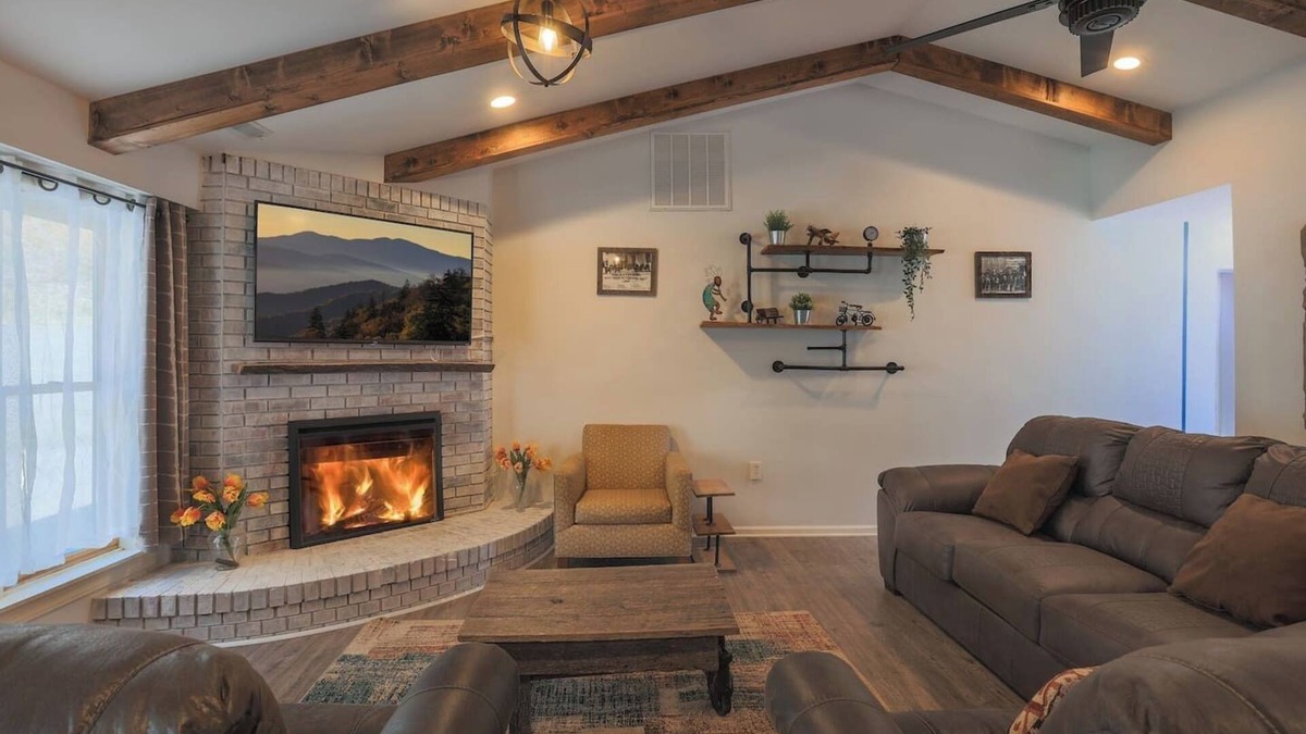 Gatlinburg Cottage | 3B 2 bath Cottage w Pool Hottub Close to Main st