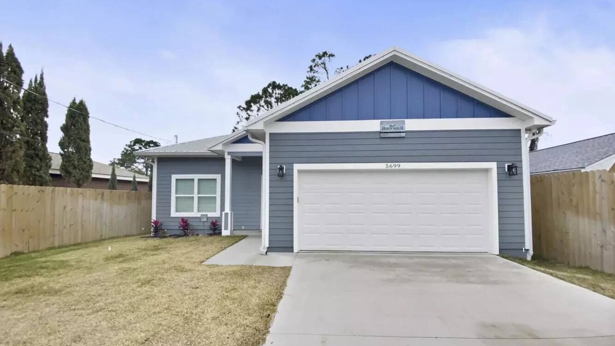 Biltmore Beach House | 3B&2B House w/Hot Tub! .4mi to Beach,900’ to Public Boat Ramp. NO CLEANING FEE.