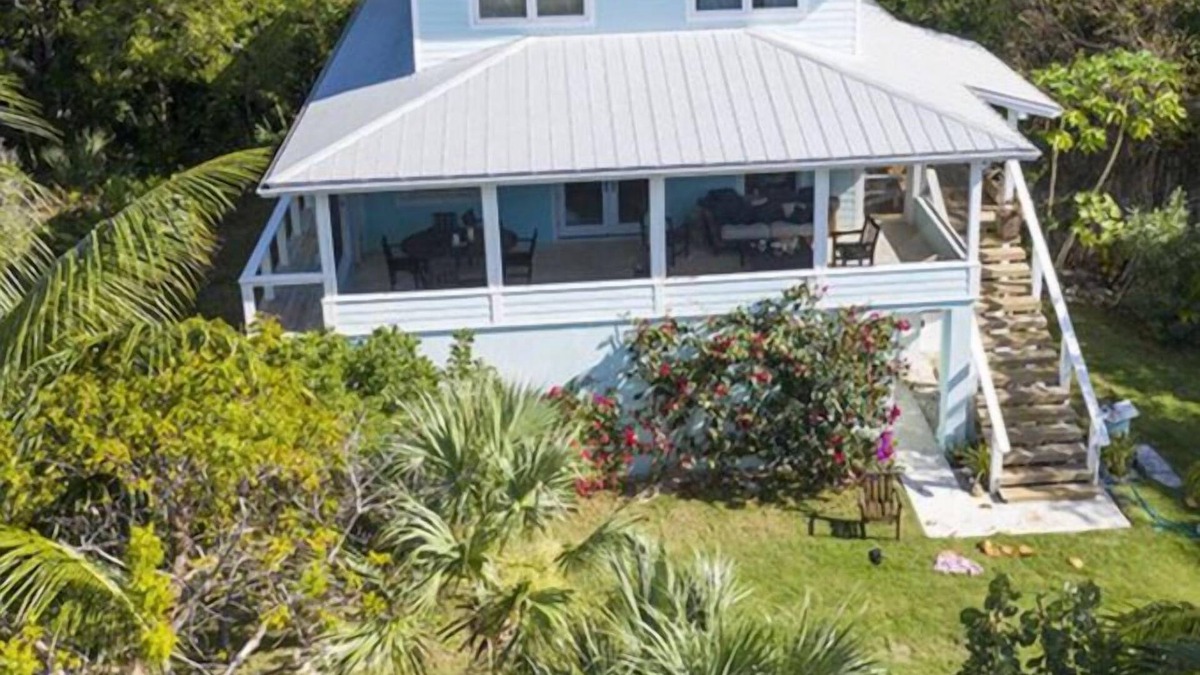 Green Turtle Cay House | 3b/3b, whole house generator, 238 steps to Coco Bay. Sleeps 4-6-8. City water.