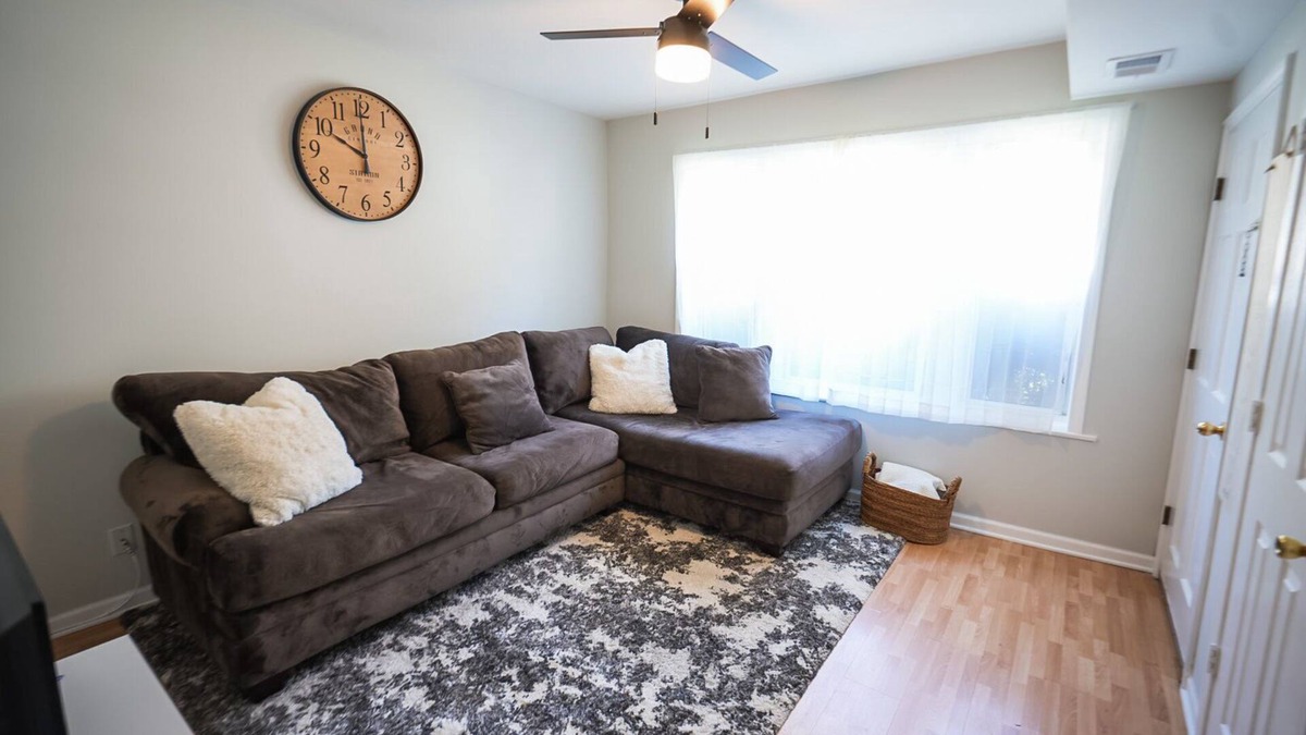 Berwyn Apartment | 3B Condo - Easy Access to Downtown Chicago w/ Backyard - Pet Friendly!