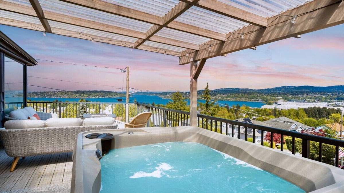 Bryn Mawr-Skyway House | 3b1b House w/Stunning Lake View & Hot Tub Near Airport