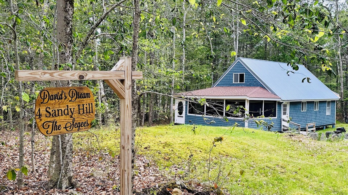 Standish House | 3Bd, 1 bath camp on Frye Island close to Beach 6 with screened-in porch!