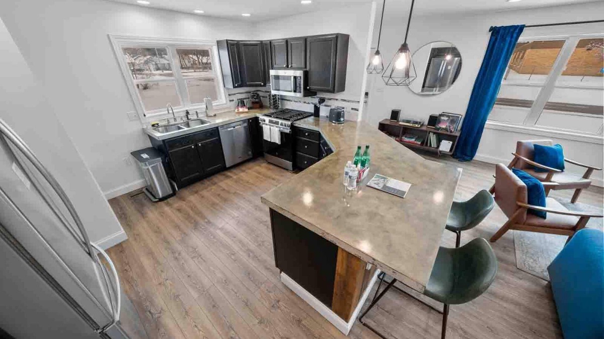 Elkhart House | 3BD/2 Modern Home: 5m DT Elkhart |30m to ND +BBQ
