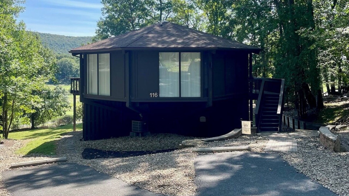 Bedford House | 3BD/3BA Roundhouse Retreat near Bedford Springs, where breathtaking views await!