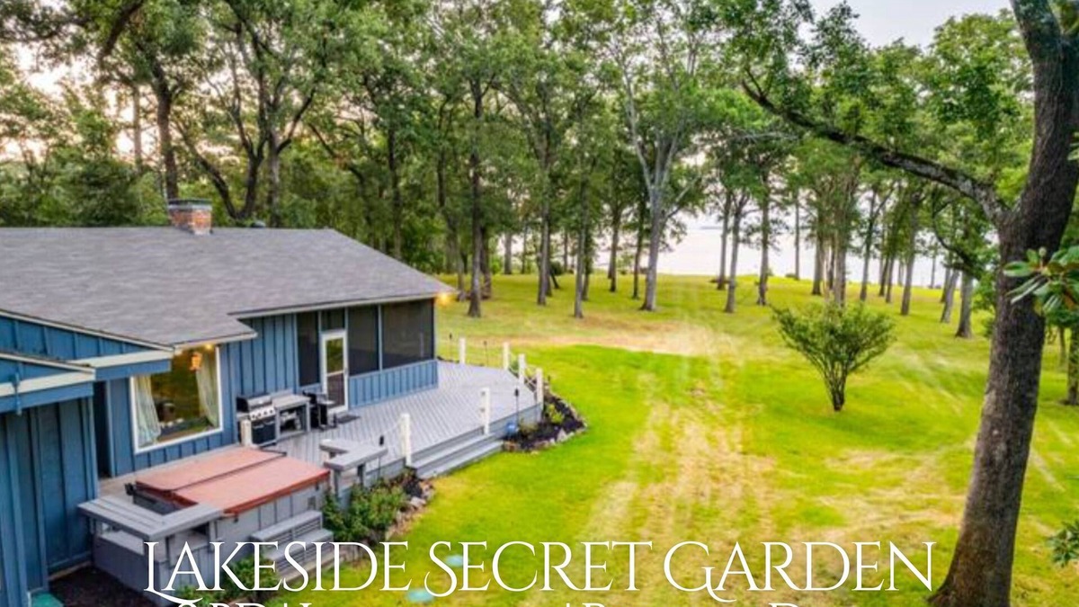 Quinlan House | 3BD Lakefront Escape | Private Dock | Games