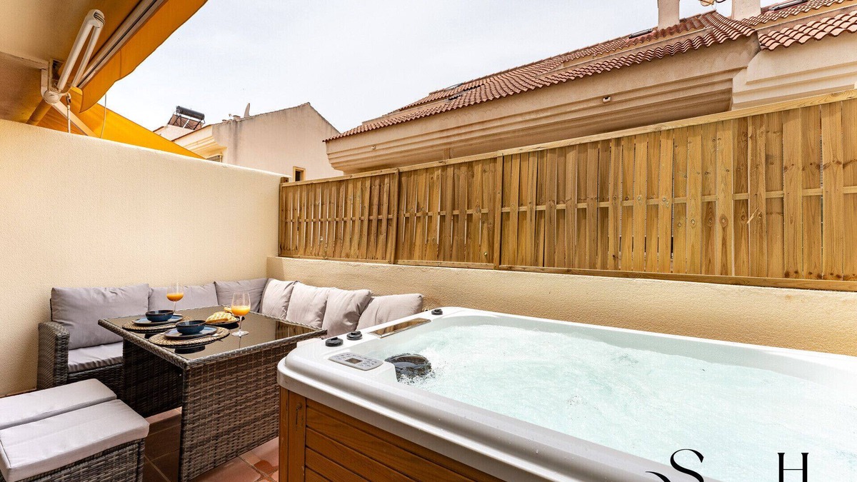 Torrequebrada Ski Chalet | 3Bd townhouse Jacuzzi , Sea view , pool , private garage