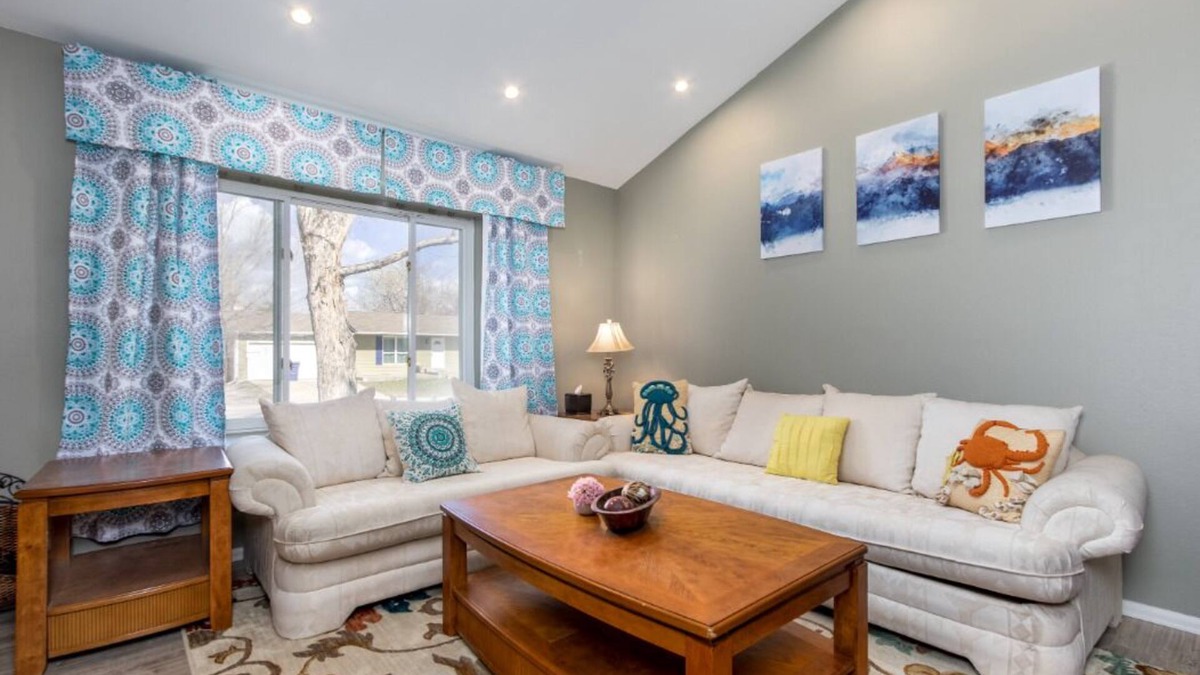 Ken Caryl House | 3BD2BA Littleton Bi-Level Home Near Everything!