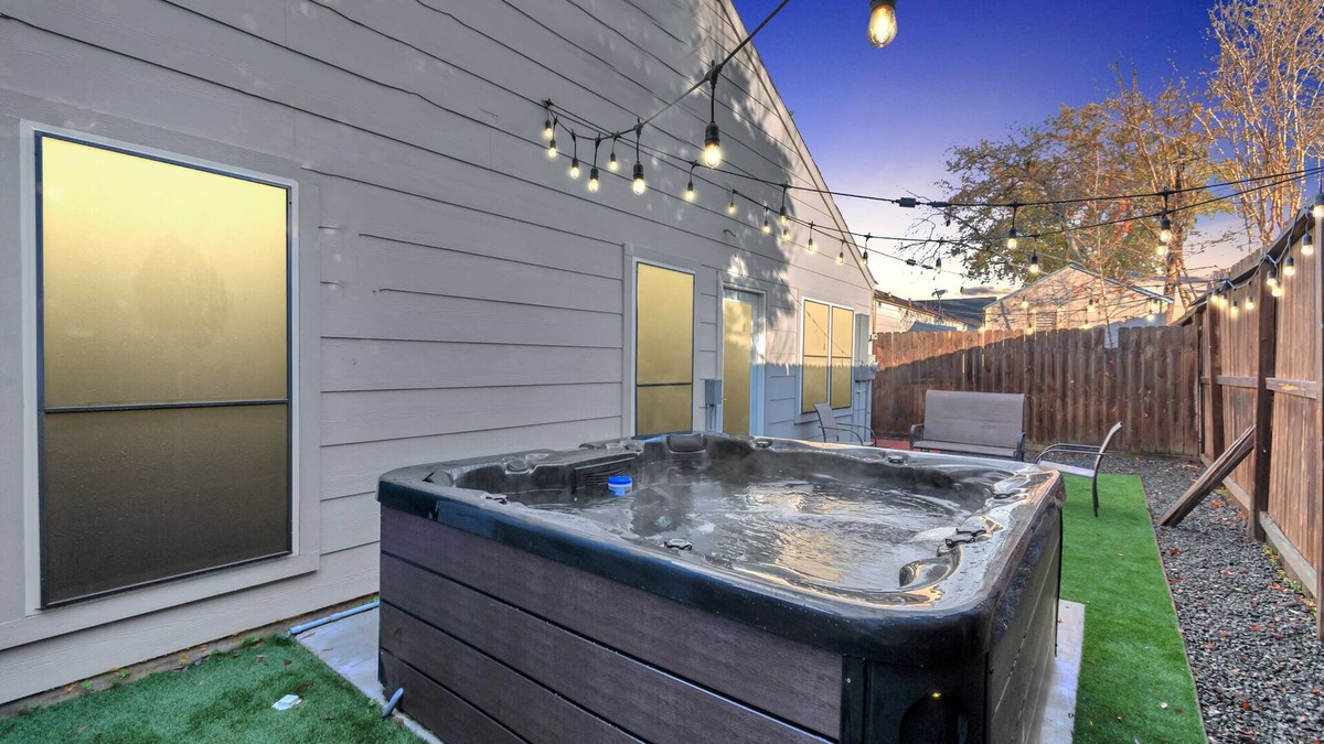 Clodine House | 3BDR/2B/JACUZZI/AIRHOCKEY AccessibleGem Sleep13 ChinaTown , 20mins DT