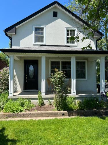 Mineola House | 3BDRM Home minutes to Port Credit & Waterfront trails in Mississauga