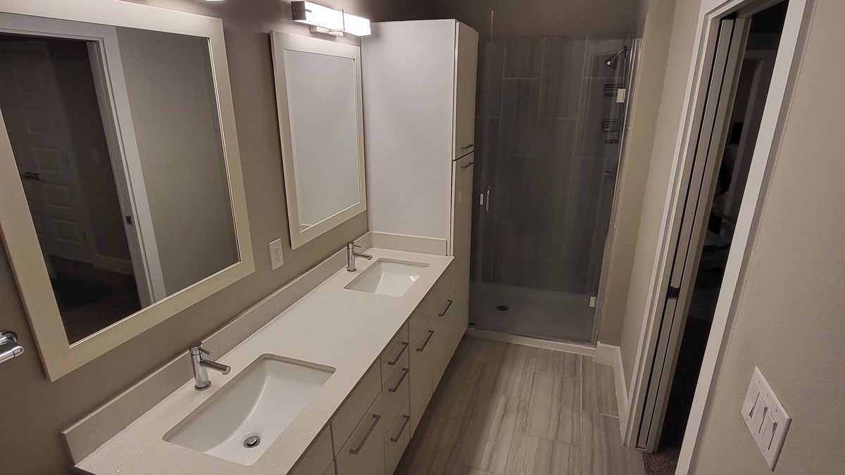 Barker House | 3BDRM TOWNHOUSE! 75IN TV.WIFI!