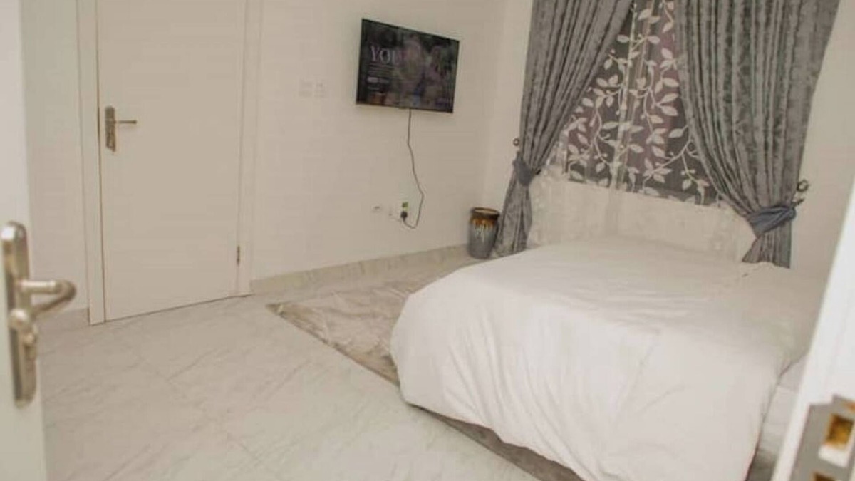 Ajah House | 3bed/24-7 Elec/WI-FI/Gym/close2Charterhouseschool