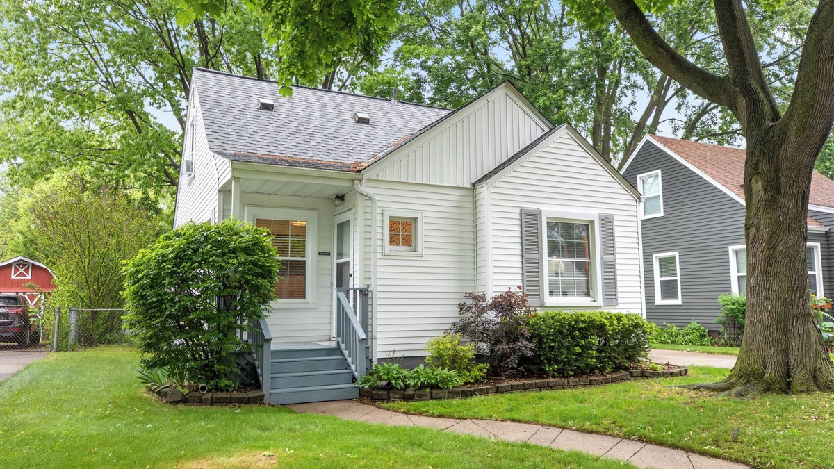 Clawson House | 3bed/2ba Boho Bungalow Blocks from Clawson Downtown