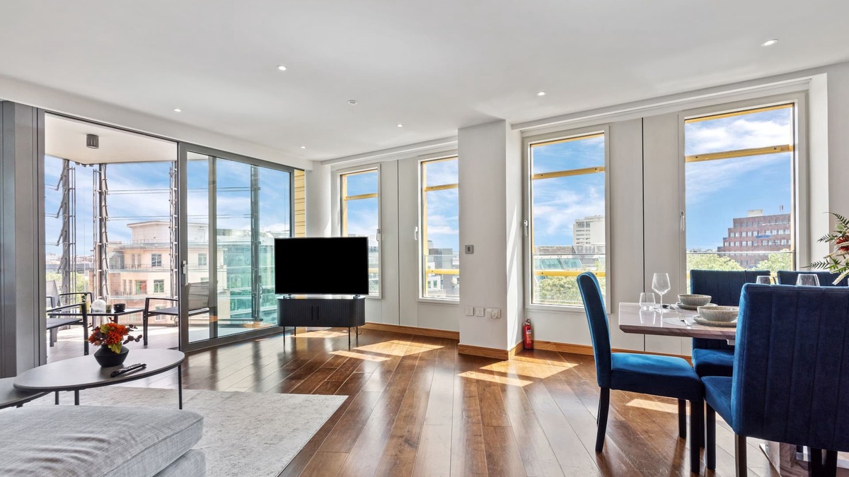 Holborn and Covent Garden Apartment | 3Bed & 3Bath Apt with 2x Balconies