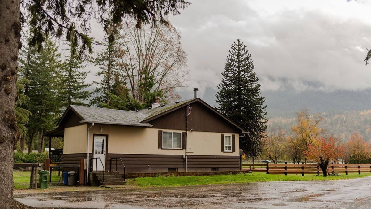 Popkum House | 3bed, Chilliwack Farm house with stunning mountain views