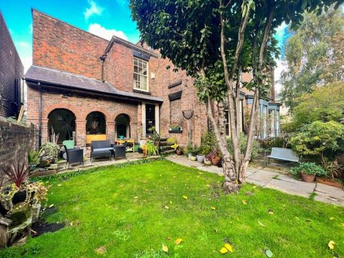 Sefton Park House | 3Bed Listed Beauty near popular Lark Lane!