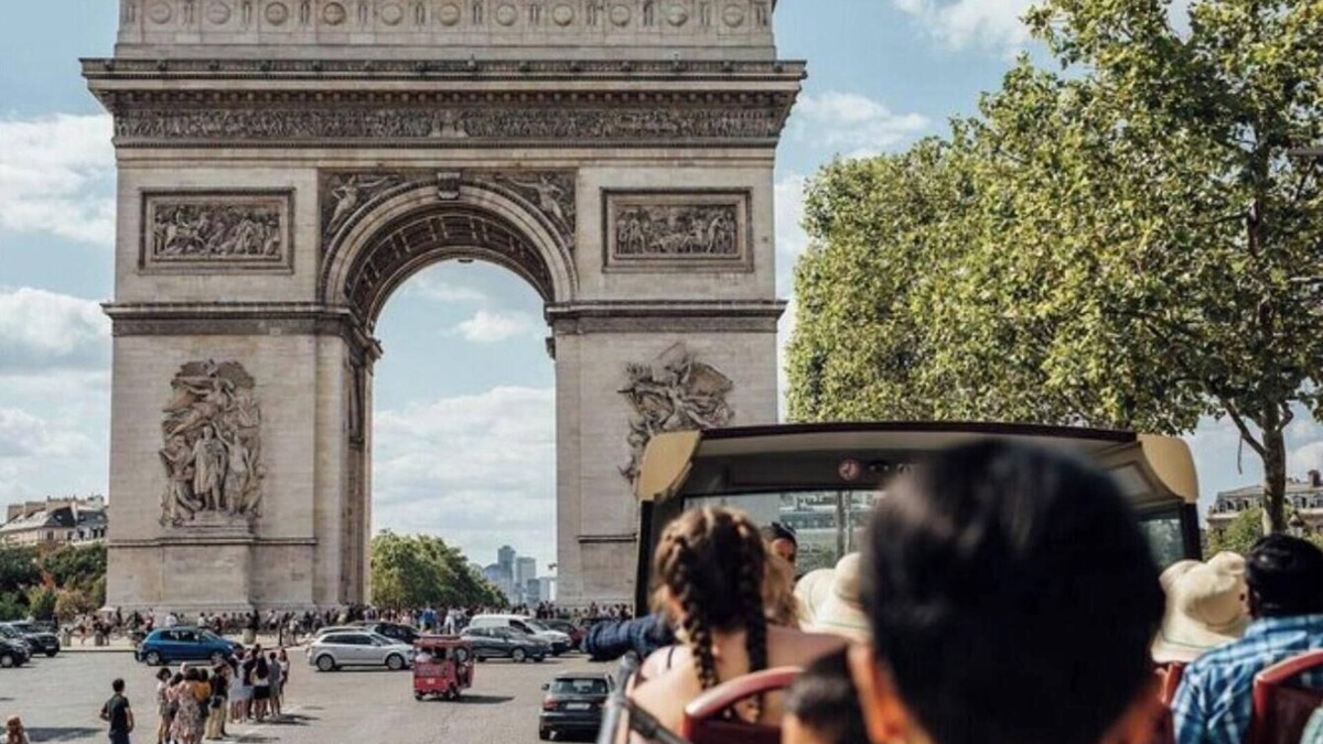 Clignancourt Apartment | 3bedroom close to the iconic Arc de Triomphe & Champs Elysees