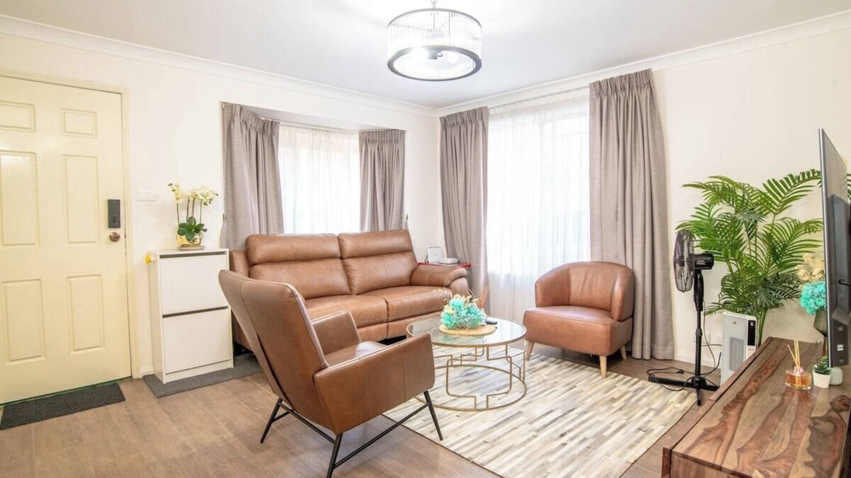 Dundas House | 3bedroom Townhouse at Dundas