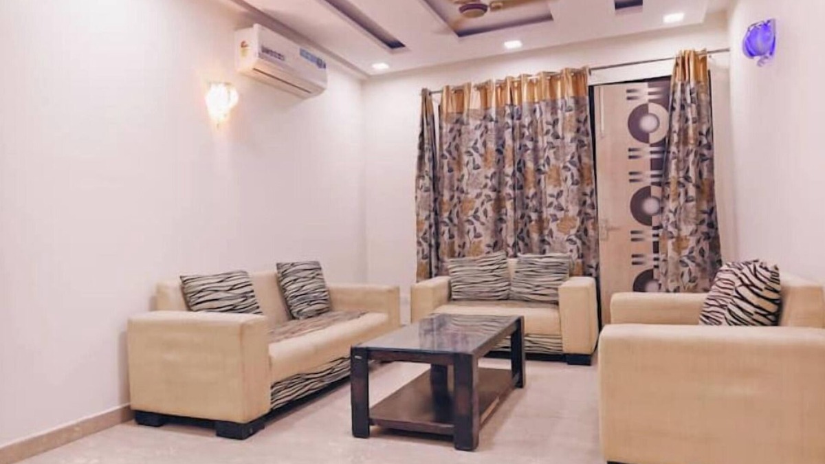 Lajpat Nagar Apartment | 3BHK-Park Facing! Lajpat Market! by HostMyStaynn