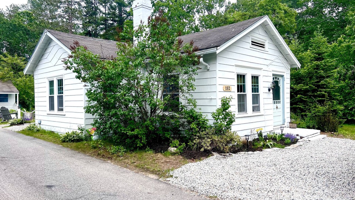 Kennebunk Cottage | 3BR 1. 5 Bath Beach Cottage near KPT/Beaches