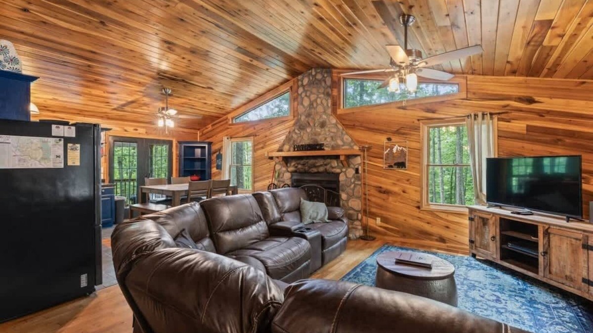 Beattyville Cabin | 3BR 1.5BA w/King Bed/Hot Tub in Heart of RRG!