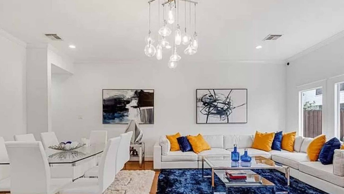 Washington Ave./ Memorial Park Villa | 3BR 2.5 Bath Home with Power, Wifi & Hot Tub