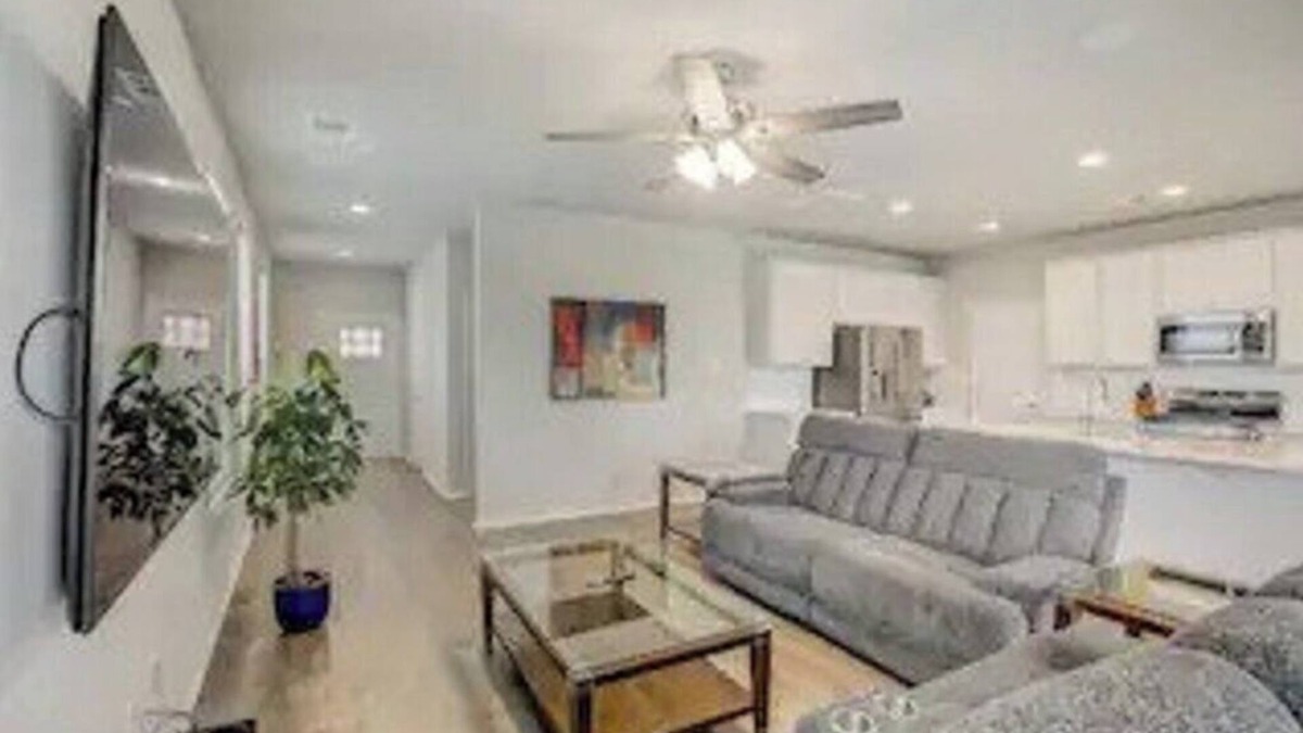 Travis County House | 3BR+2.5 BTH Oasis + Pool: F1 & 10M DT & Airport
