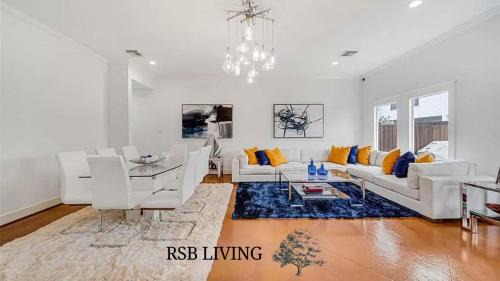 Washington Ave./ Memorial Park Villa | 3BR 2,5BA Holiday Home with Power, Wifi & Hot Tub