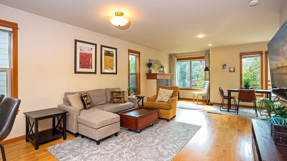 Mount Baker House | 3BR/2.5BA home - ACs, pet friendly, centrally located w/4 Smart TVs + fast WiFi