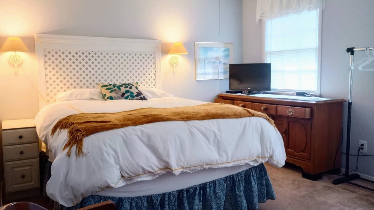 High Point House | 3br - 2.5ba, Kitchenette & Living Room near HPU, High Point Markets, & Hospitals