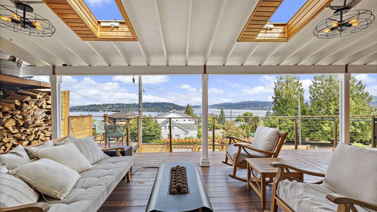 Bryn Mawr-Skyway Apartment | 3BR 2.5BA The Lucille Lake Washington View Retreat