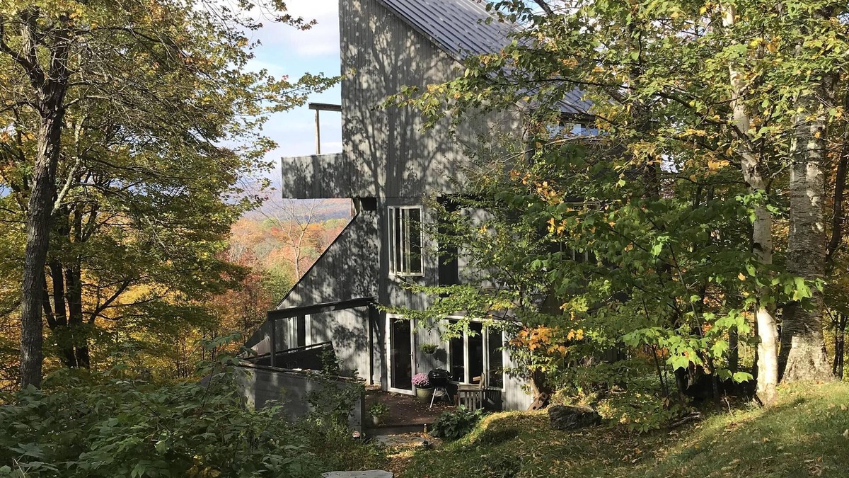 Warren House | 3BR 2 BA Sunlit 4 Story House In Warren - Great Mountain Views