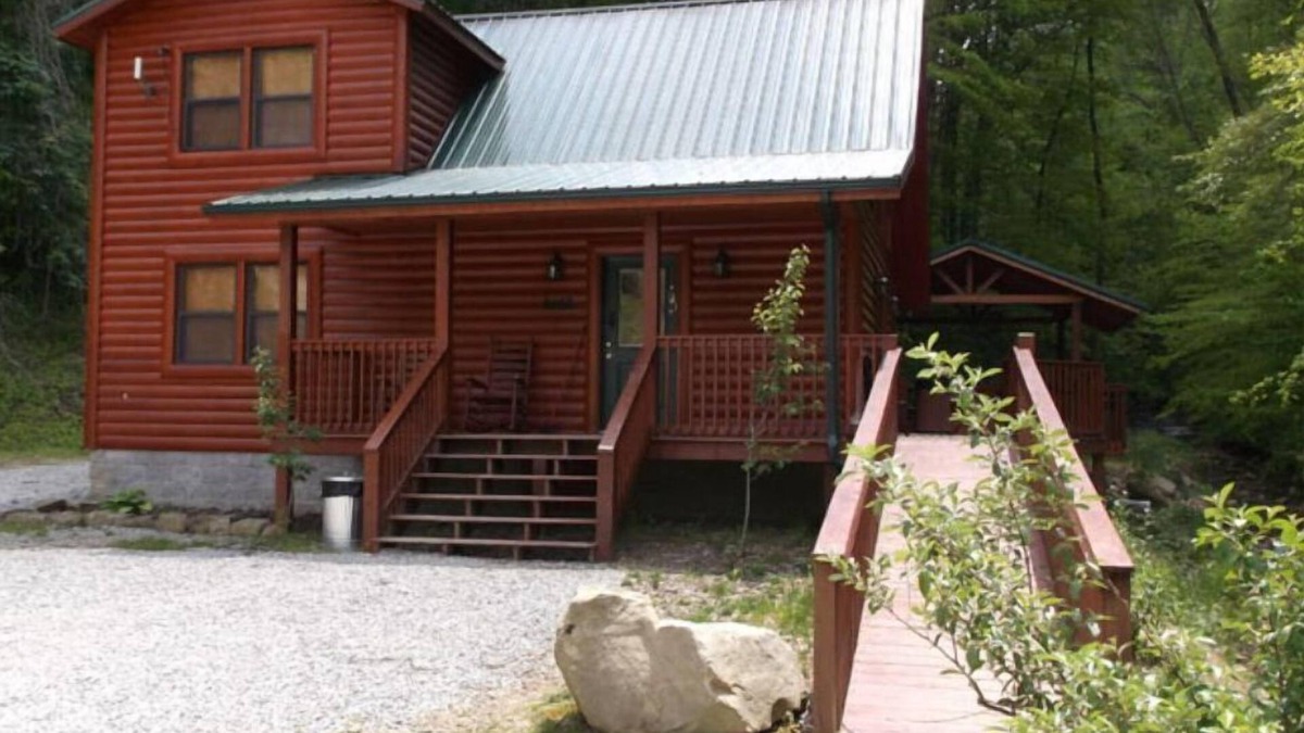 Lejunior Cabin | 3BR, 2 Bath Cabin with full kitchen, living room, hot tub and spacious backyard.
