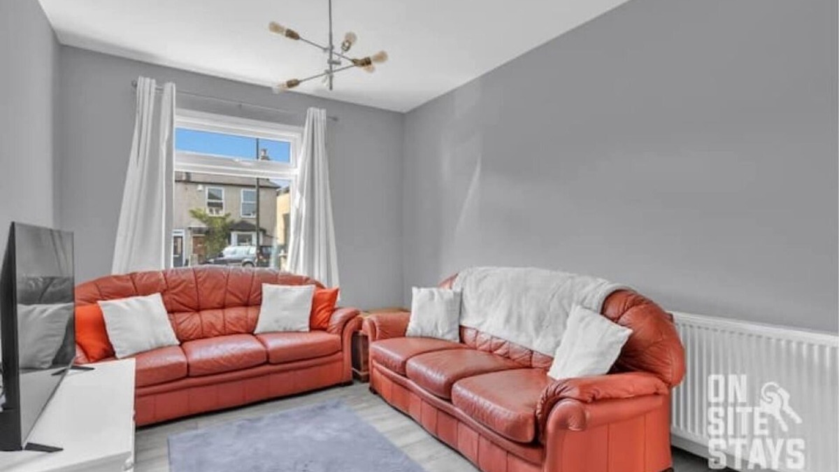 Offham House | 3BR, 2 bath, driveway, garden