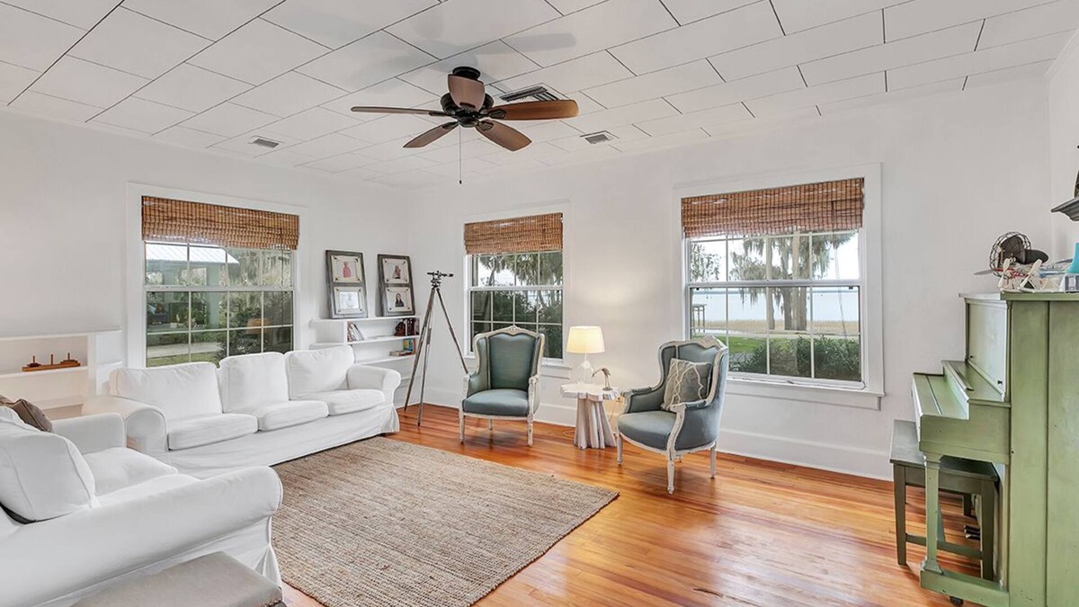 Yalaha House | 3BR, 2BA Charming 1920s Lake Estate w hot tub & Beautiful Boat Dock. Sleeps 7