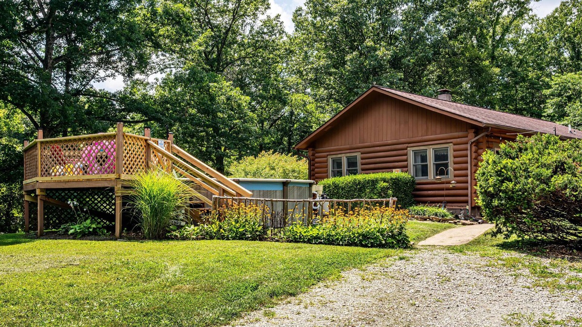 Nineveh Cabin | 3BR, 2BA log cabin