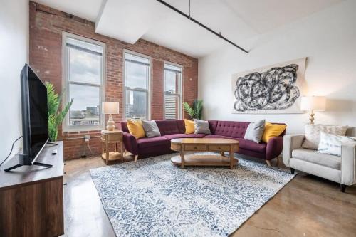 Crossroads Arts District Apartment | 3BR 2BA Luxury Historic Loft With Gym by ENVITAE