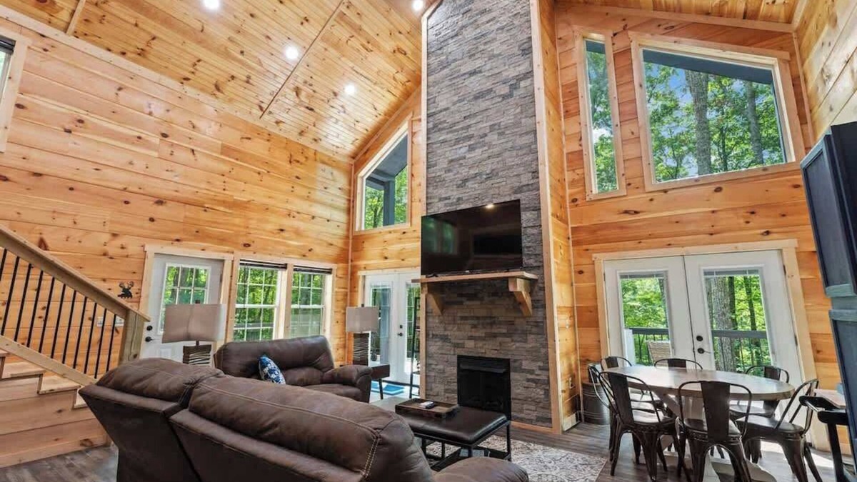 Zoe Cabin | 3BR 2BA w/King Bed/Hot Tub in Heart of RRG