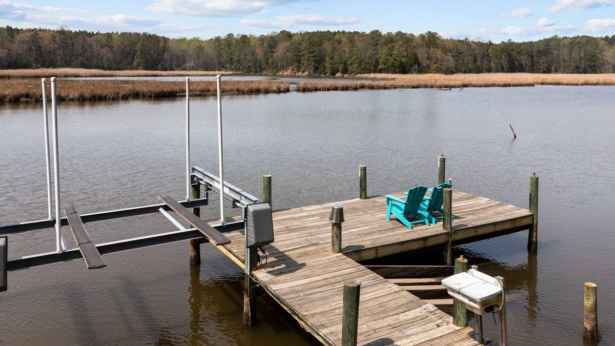 Nuttsville House | 3br/2ba Waterfront Home overlooks Private Dock. 2+ acres of front yard Games