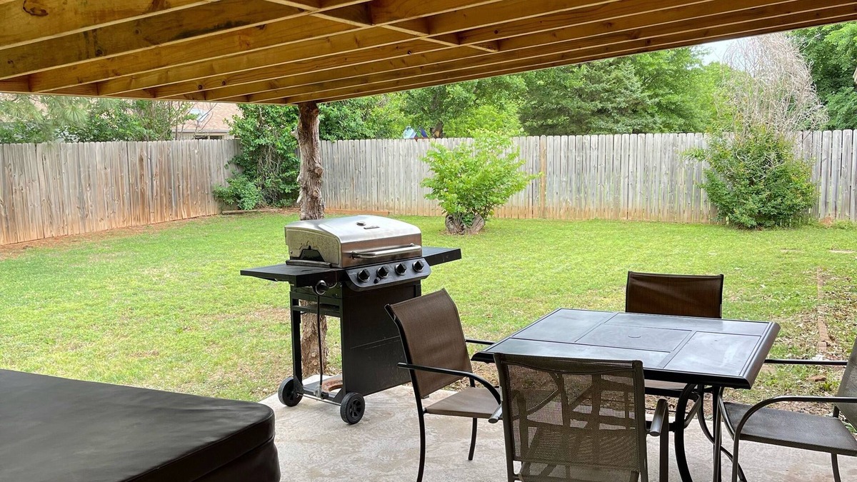 Stillwater House | 3br 2bath with patio hot tub and outdoor TV 2 miles from OSU