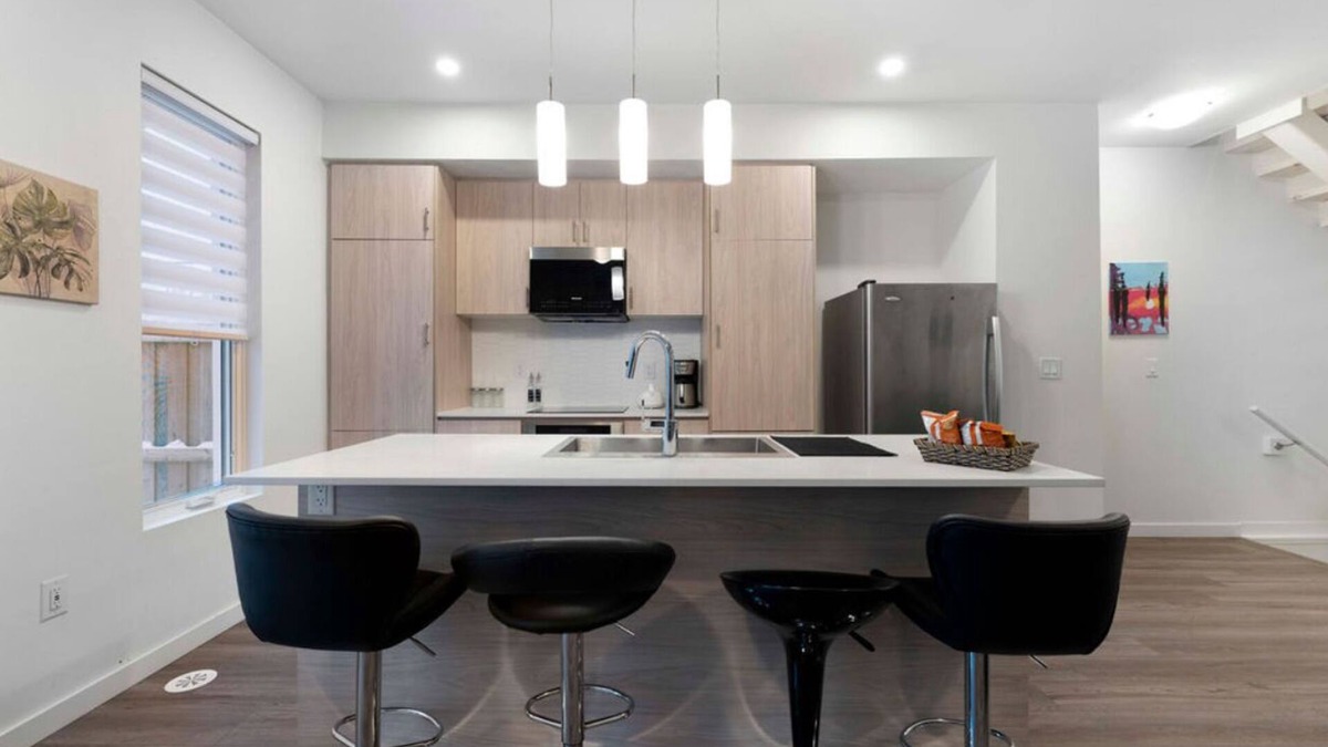 Barrie House | 3BR 2bth home@Barrie10min toCentennial beachnnEntire townhouse in Barrie,Ontario