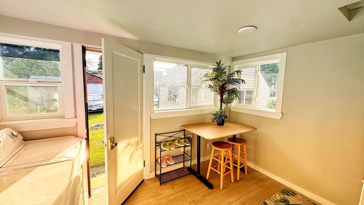 Central Tacoma House | 3BR/3BA Base, Expand to 6BR for extra cost, Sleeps up to 14, Central & Cozy home