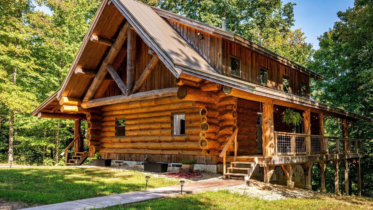 Helmsburg Cabin | 3BR, 3BA log cabin